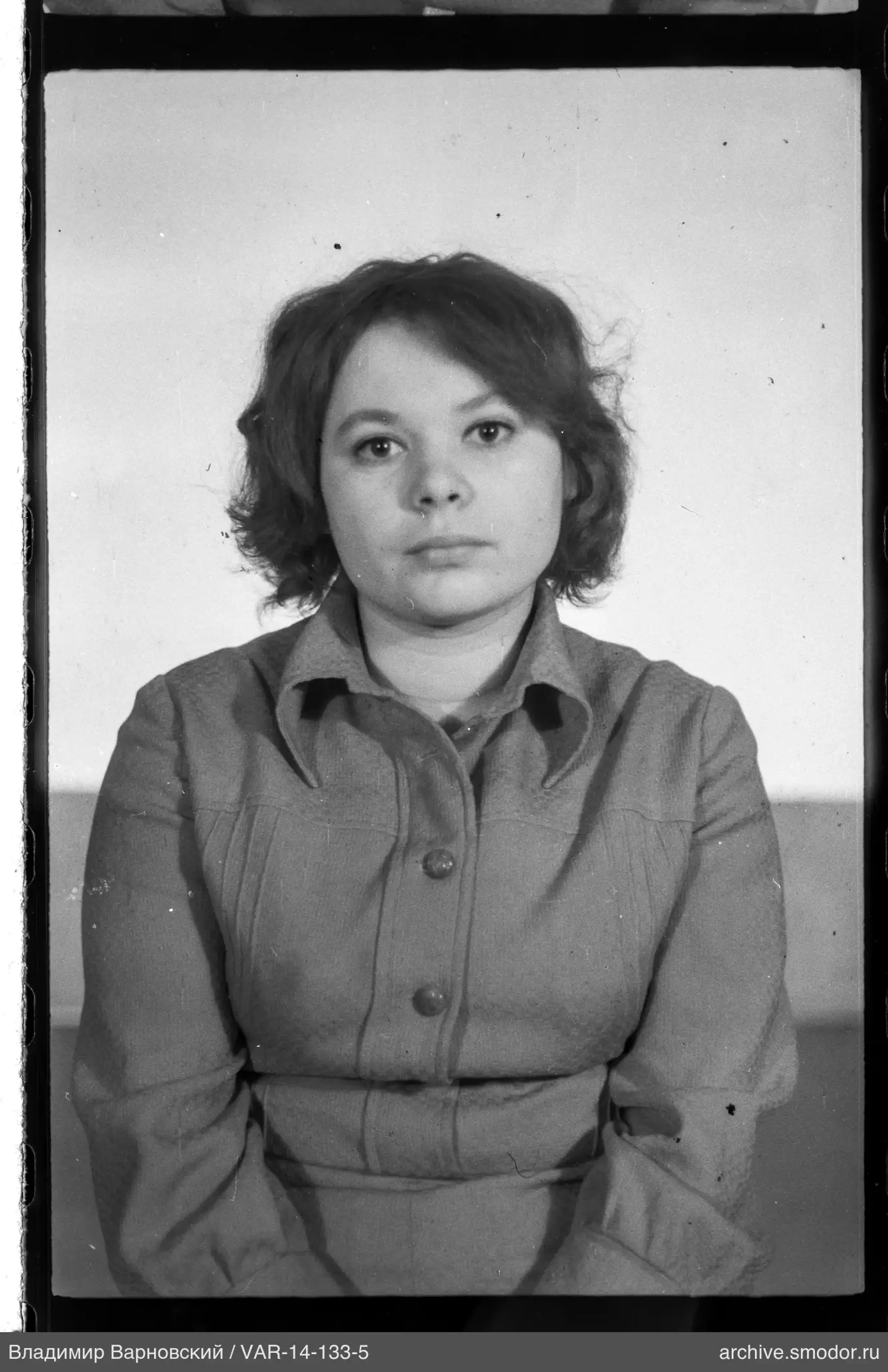 Портрет женщины в светлой рубашке