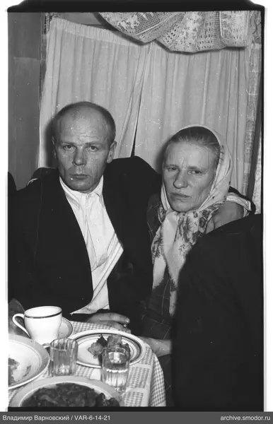 Мужчина и женщина за столом