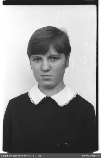 Porträt einer Frau im dunklen Kleid