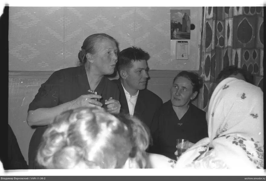 Gruppe von Menschen an der Wand