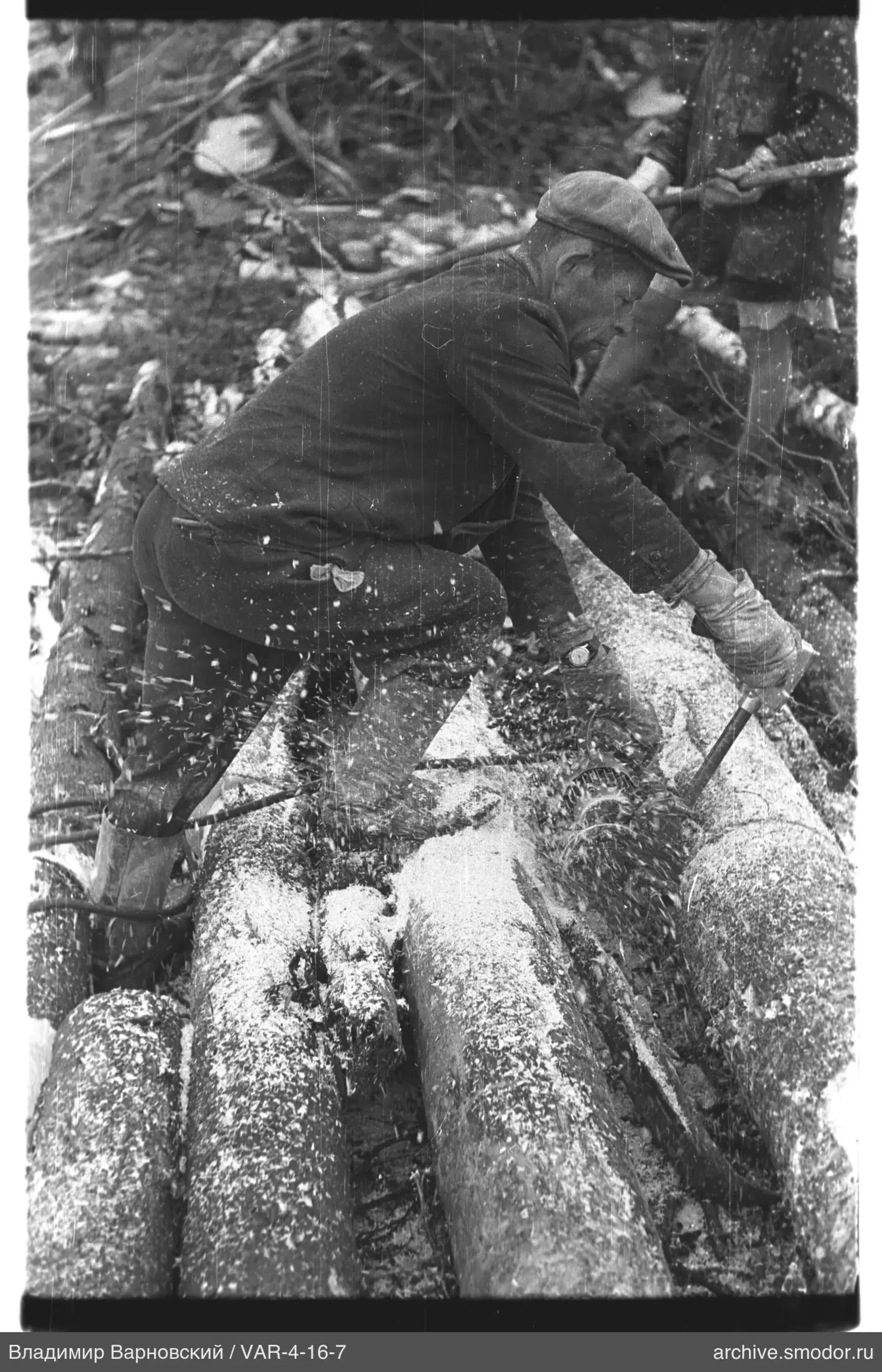 Mann spaltet Holz mit einer Axt
