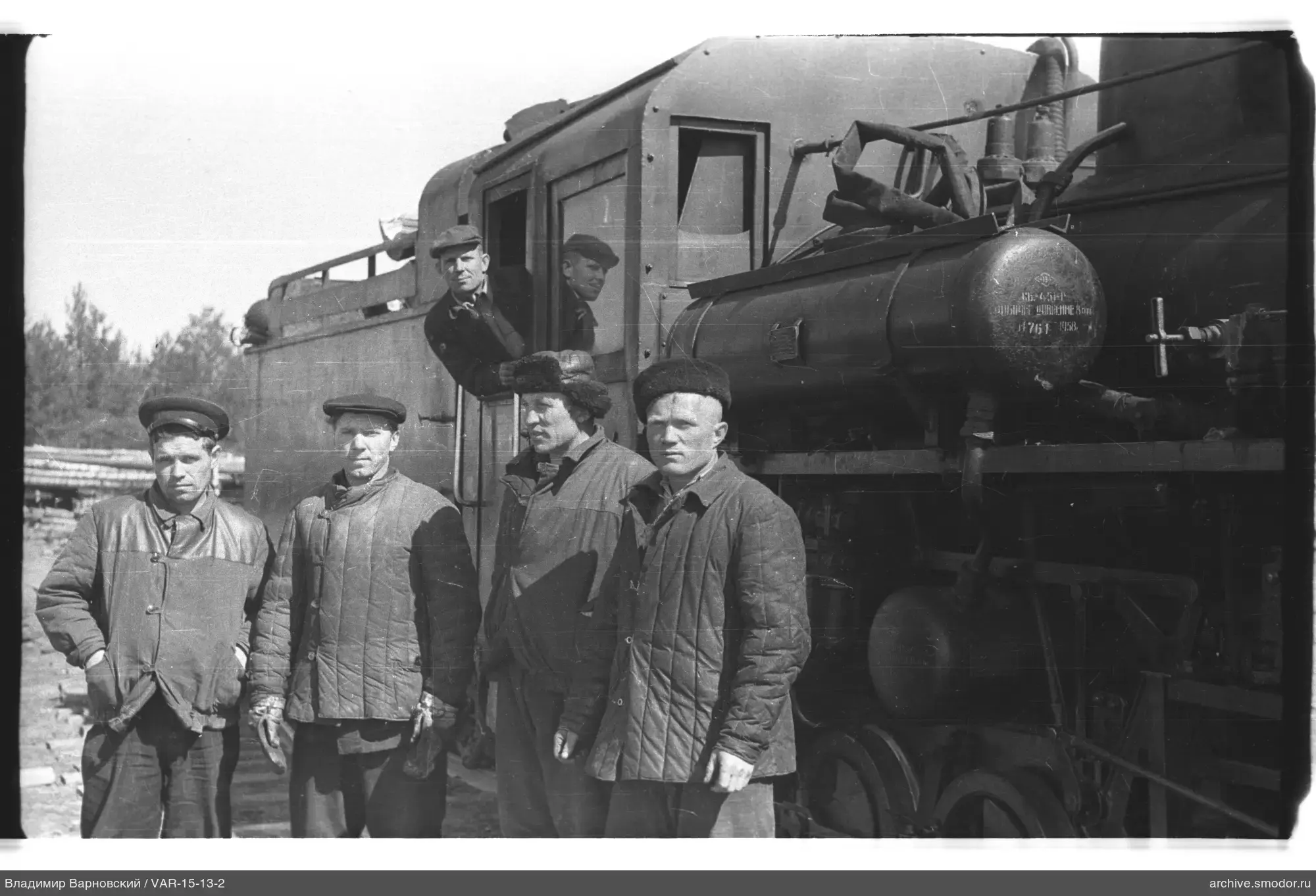 Männergruppe vor Dampflokomotive