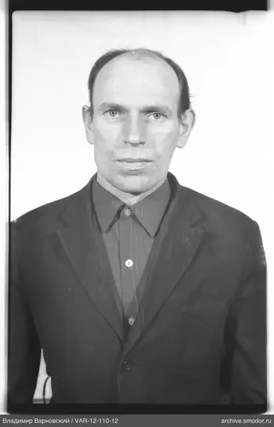 Портрет мужчины в темном пиджаке