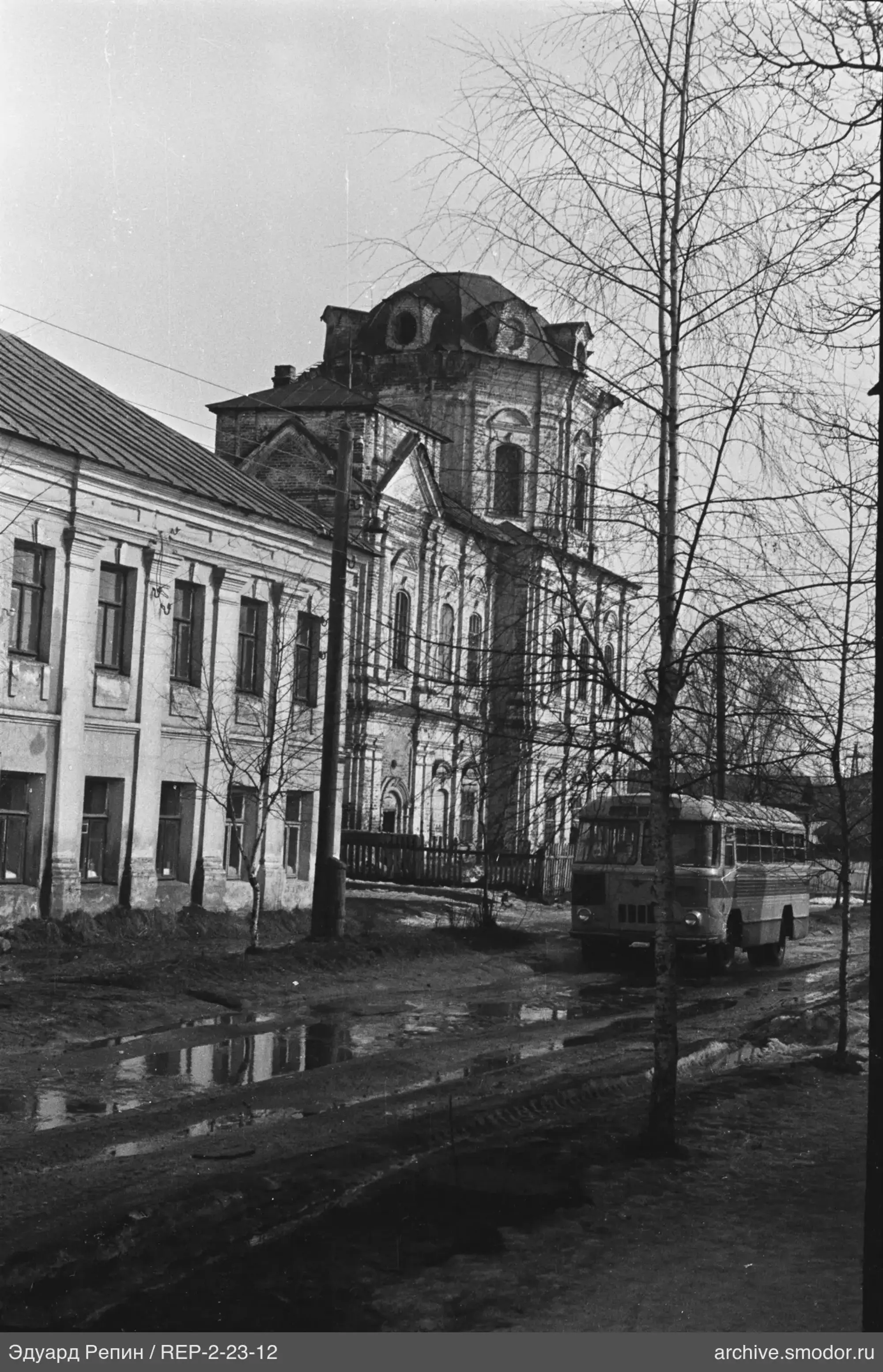 Общий вид с дорогой и зданиями