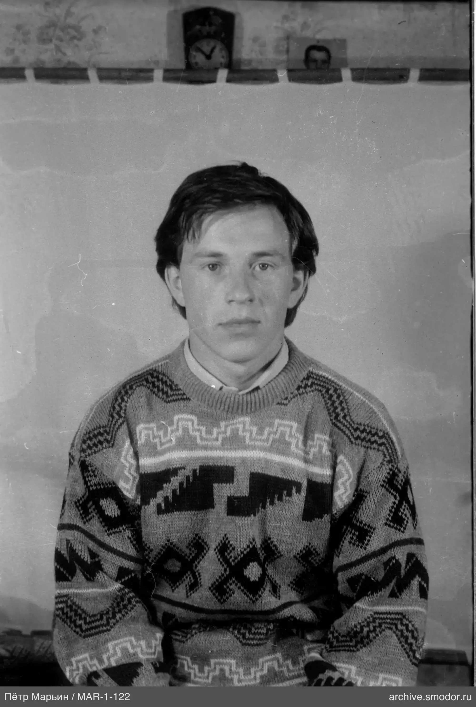Porträt eines Mannes in Pullover und Hemd