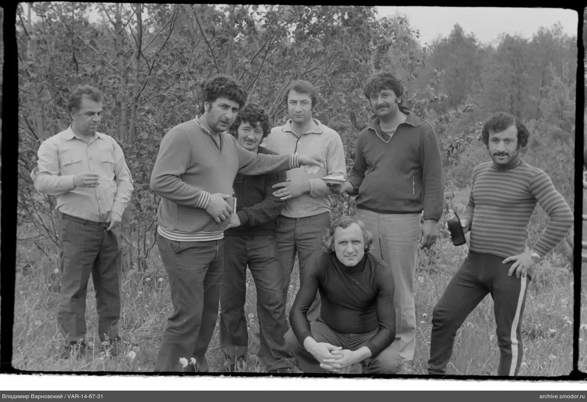 Gruppe von Männern auf einer Wiese