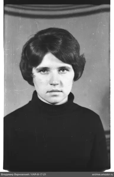 Porträt einer Frau in dunklem Pullover