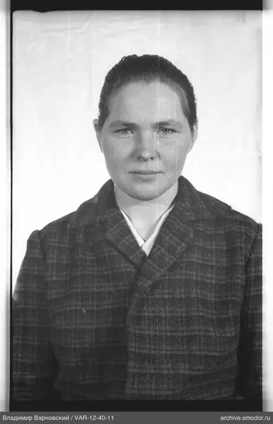 Porträt einer Frau in Mantel und Bluse