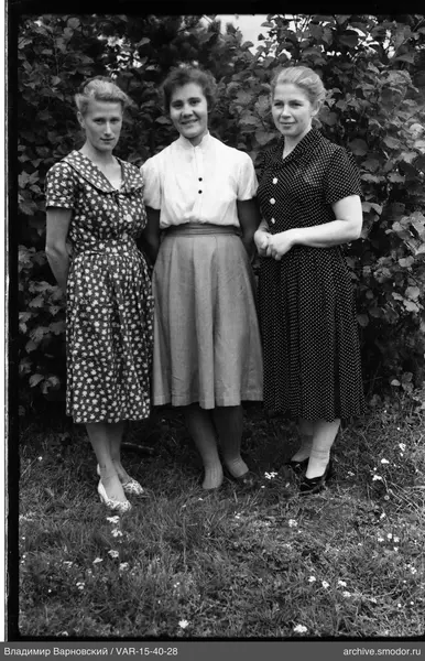 Gruppenporträt von drei Frauen auf Gras