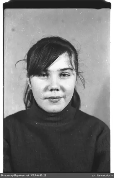 Porträt einer Frau in dunklem Pullover