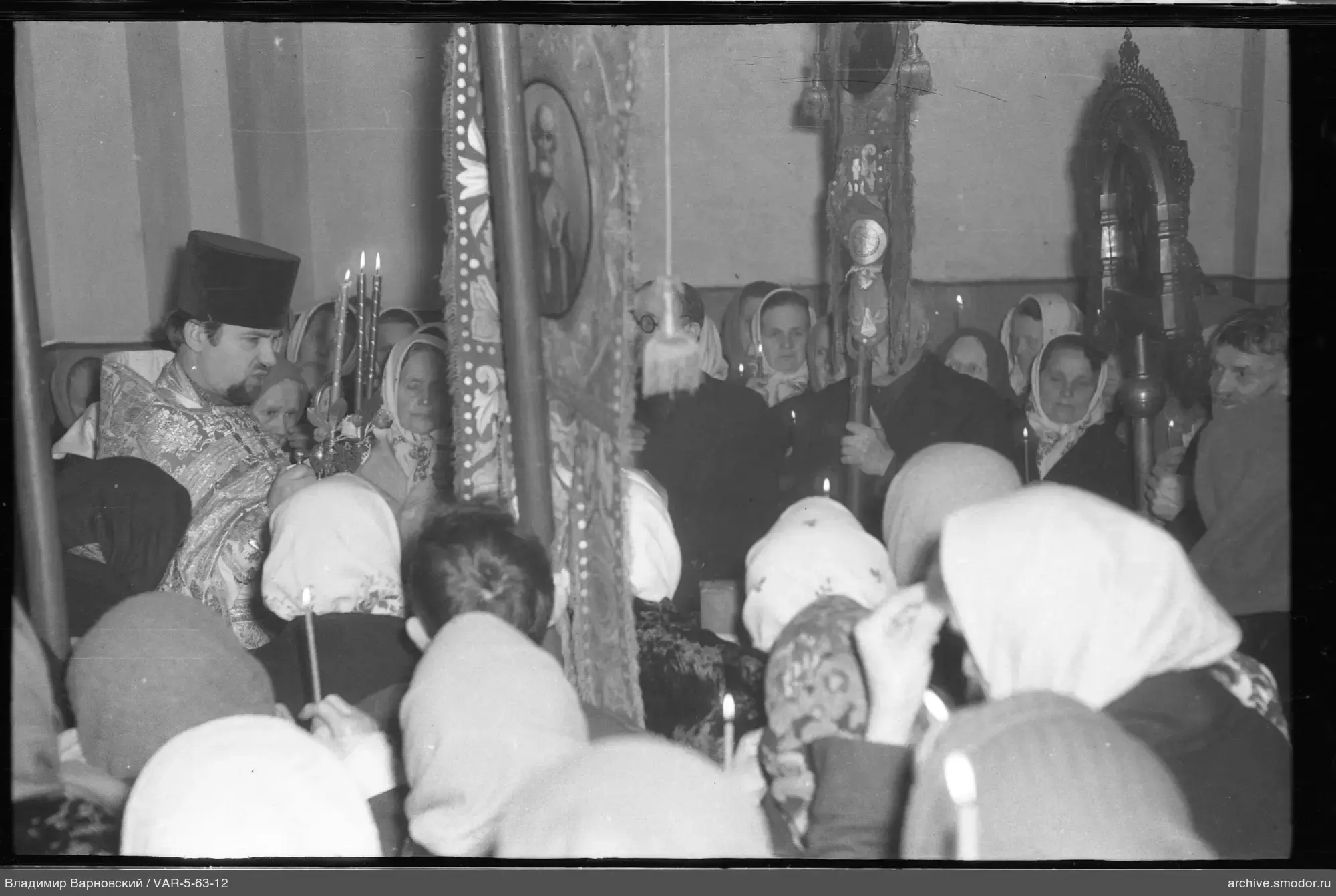 Religiöse Veranstaltung mit Priester und Gemeinde