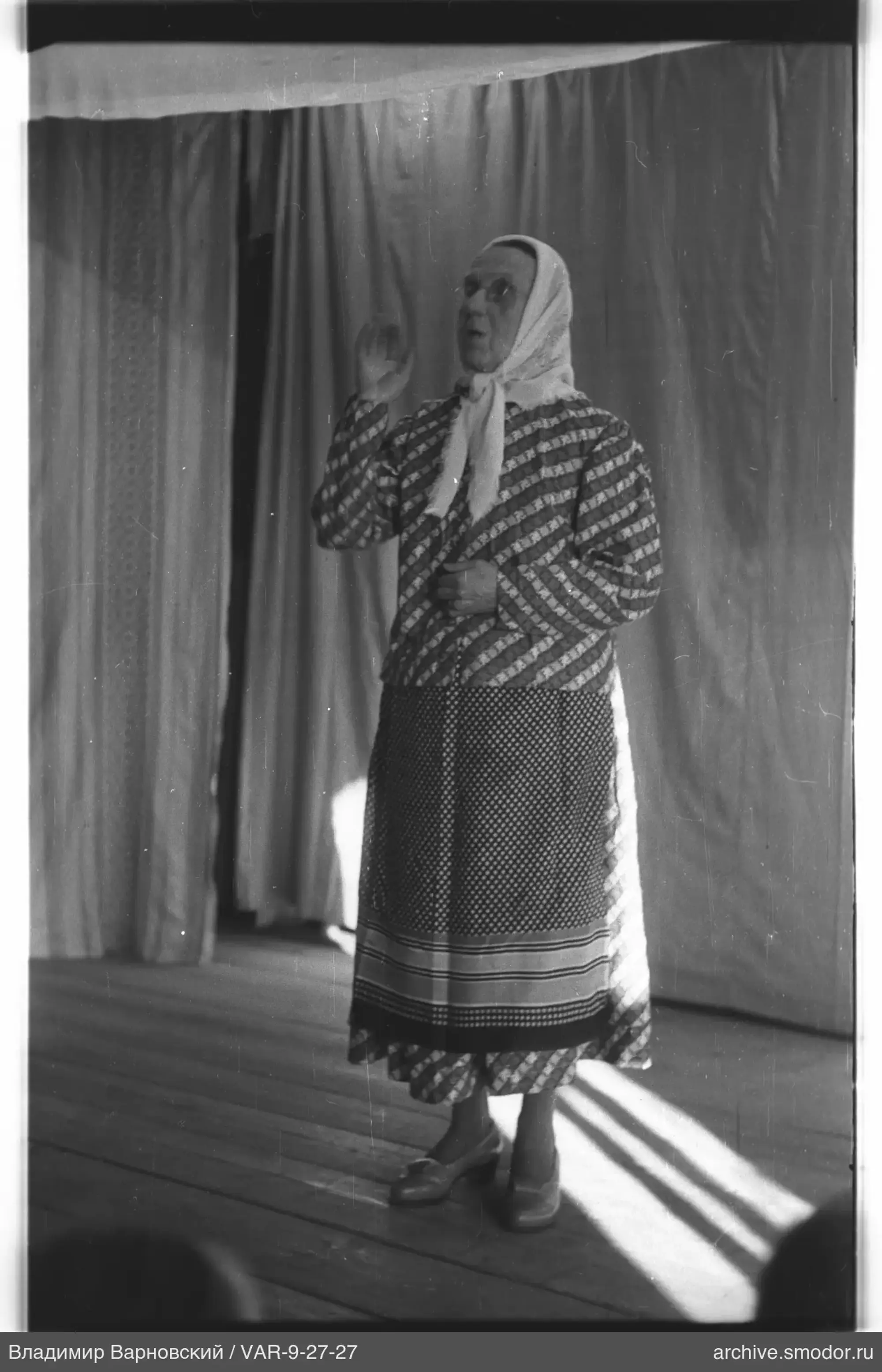 Frau in Kleid mit Muster und Schürze