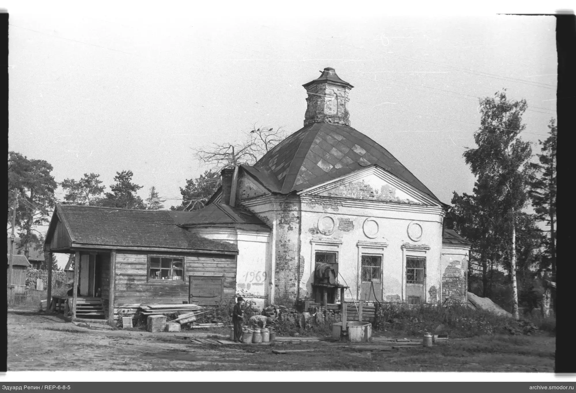 Gebäude mit Kuppel und Personen davor