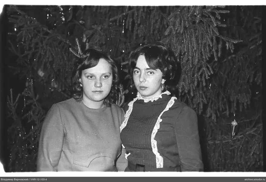 Porträt von zwei Frauen vor einem Nadelbaum