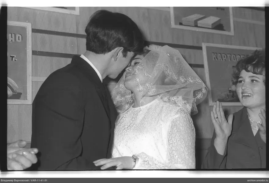 Mann und Frau in Hochzeitskleidung