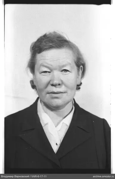 Porträt einer Frau in Jacke und Bluse