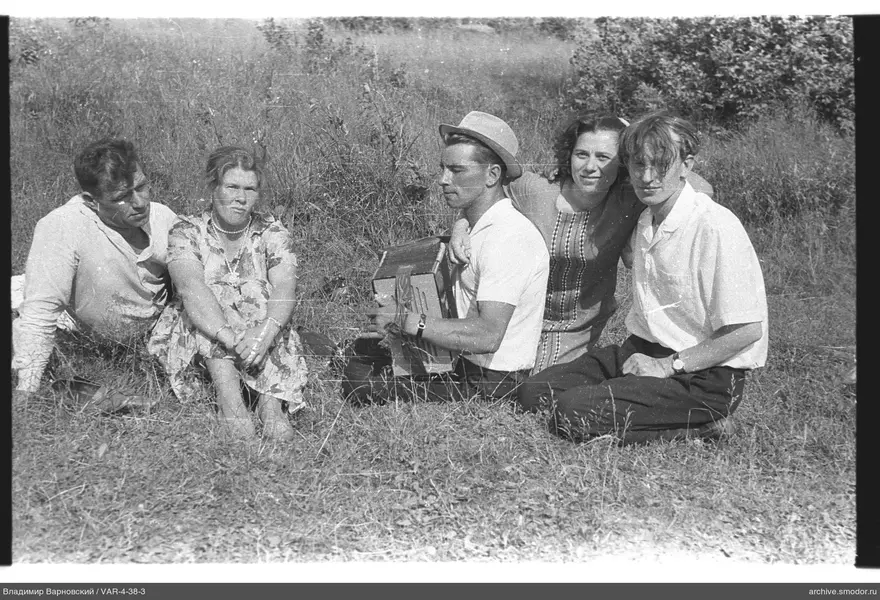 Gruppe von Menschen auf dem Gras