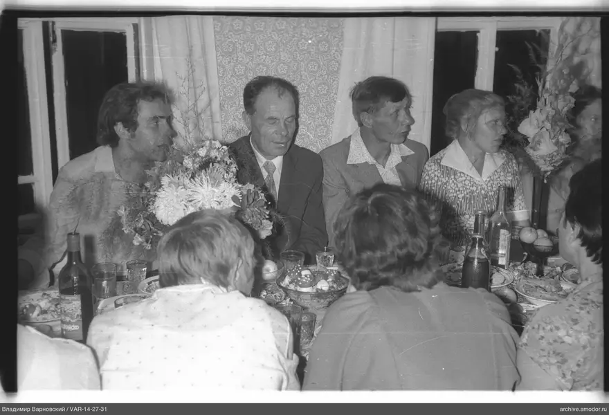 Gruppenporträt am Tisch
