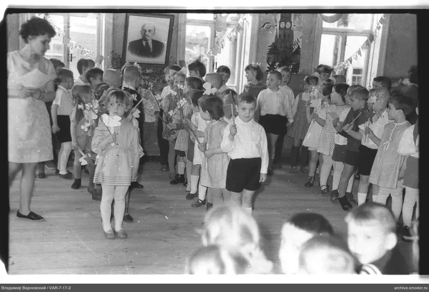 Gruppe von Kindern mit Papierblumen