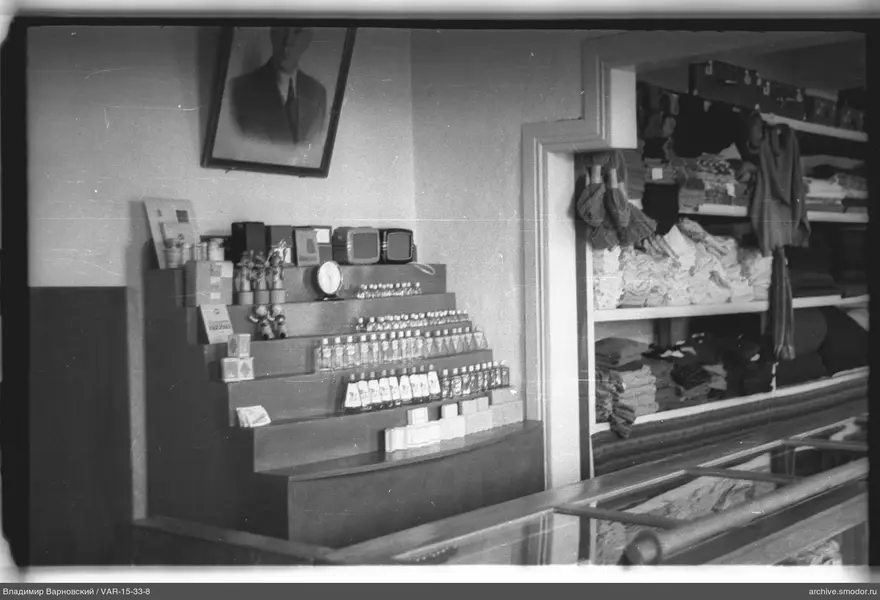 Vitrine mit Waren und Porträt