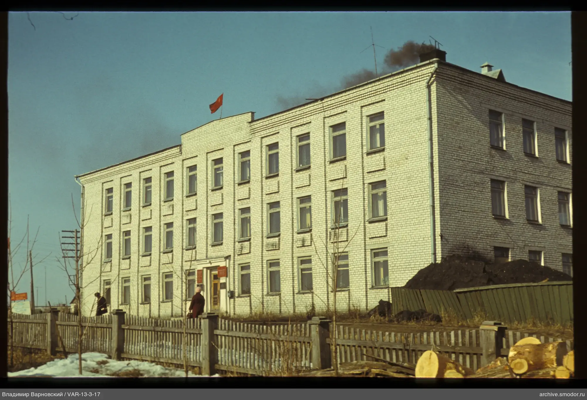 Dreistöckiges Backsteingebäude mit Flagge
