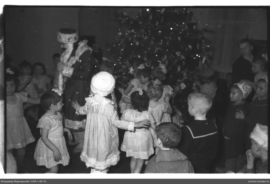 Mann in Ded Moroz Kostüm mit Kindern