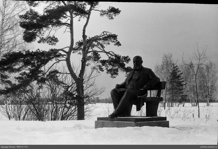 Denkmal eines sitzenden Mannes auf einer Bank