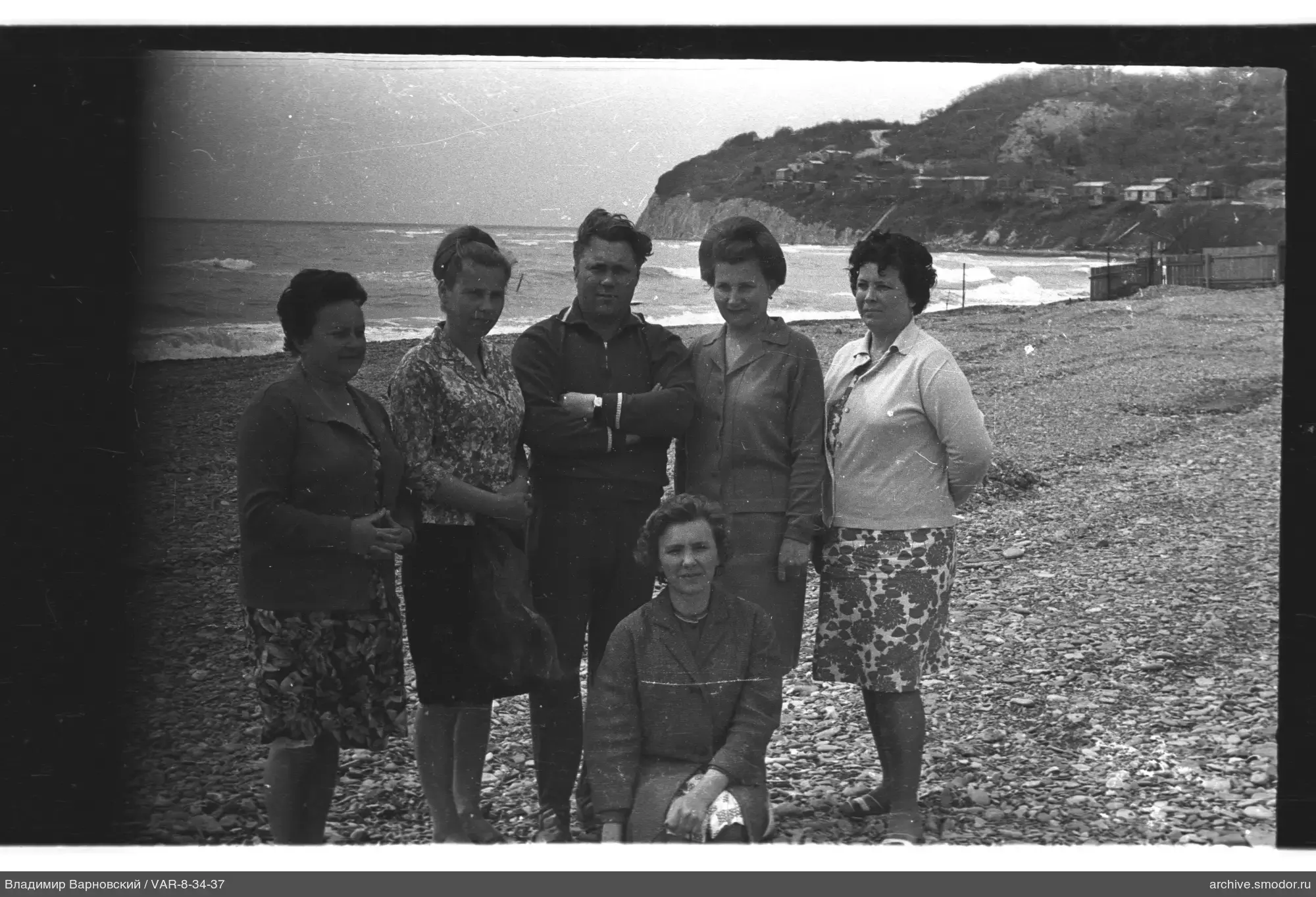 Gruppe am felsigen Strand