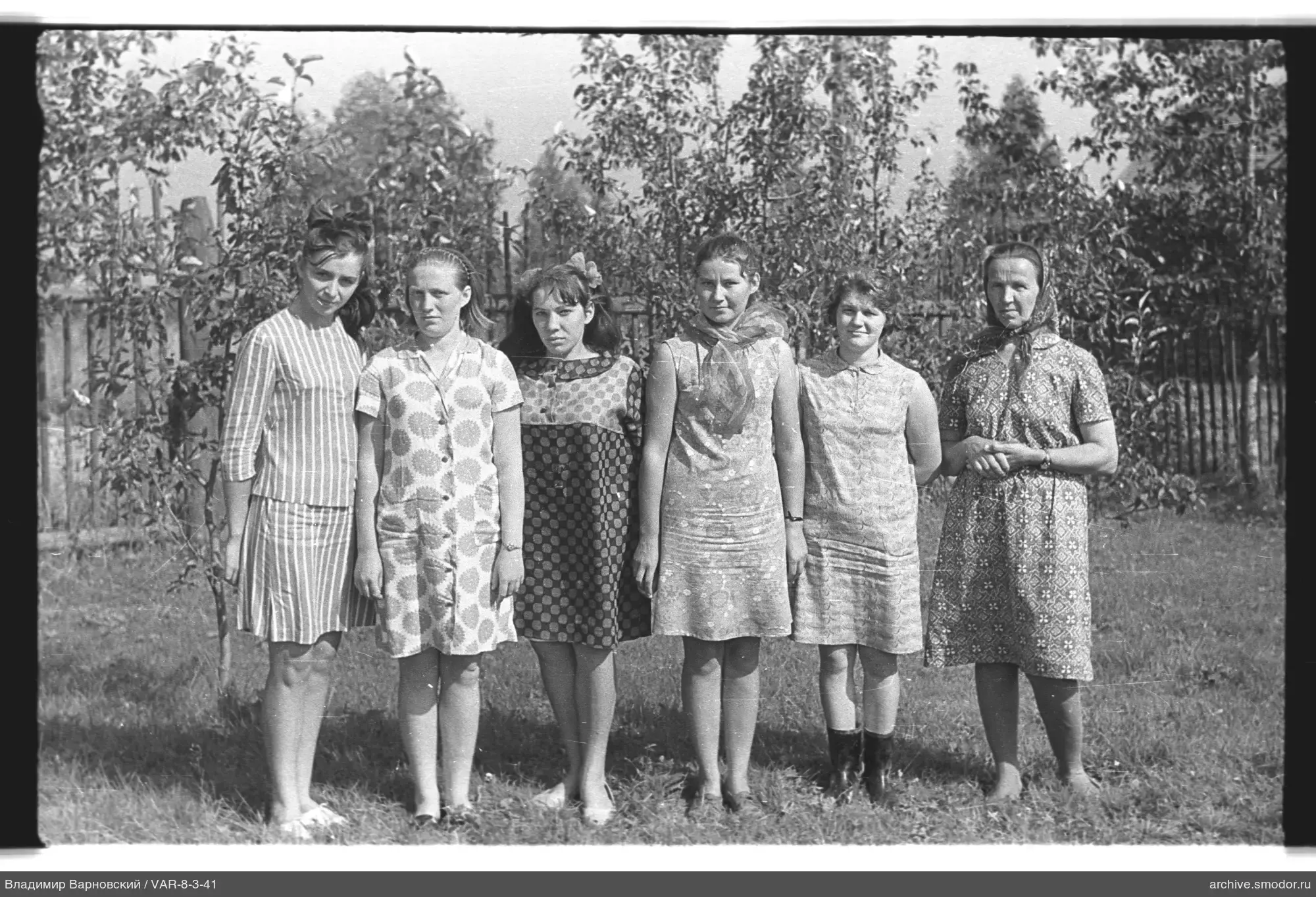 Gruppenfoto von Frauen im Gras