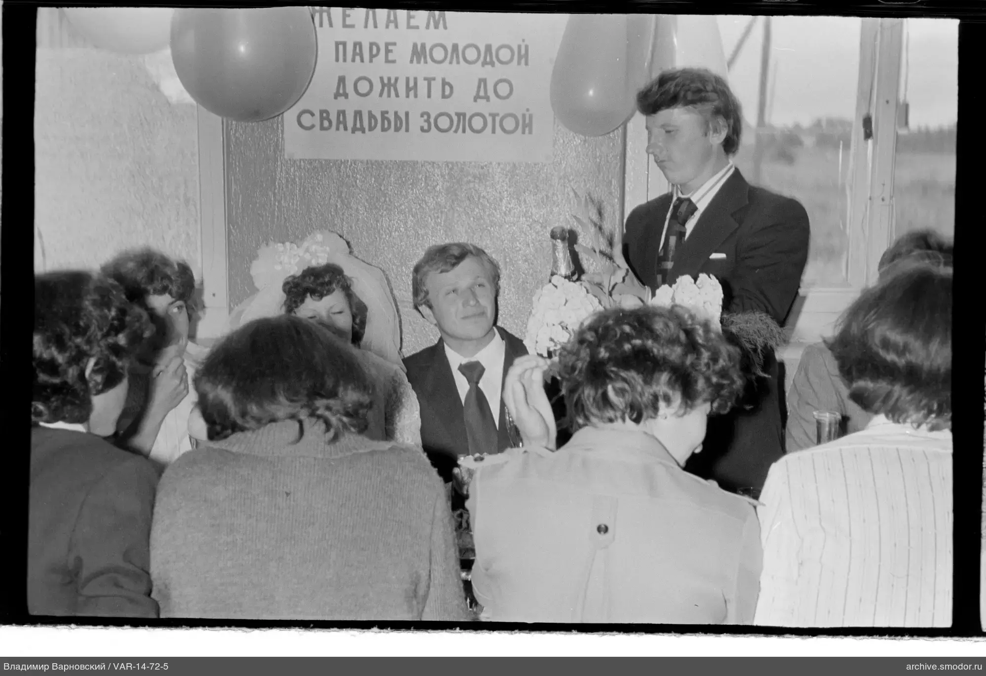 Группа людей за столом на мероприятии