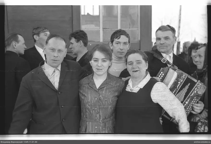 Групповой портрет с мужчинами и женщинами