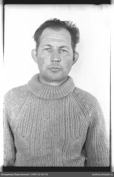 Porträt eines Mannes in hellem Pullover