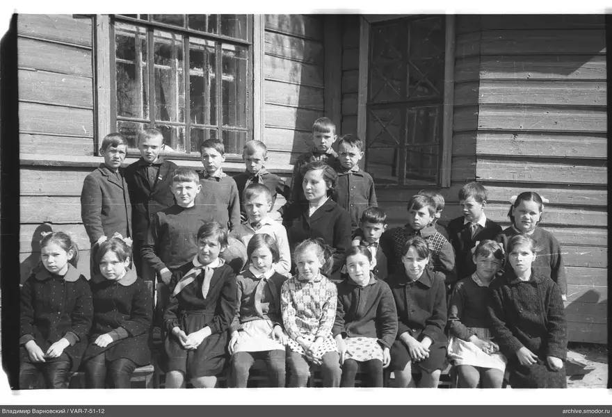 Gruppenporträt von Kindern und Frau