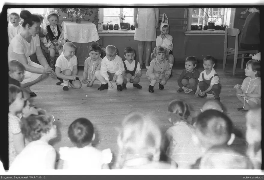 Gruppe von Kindern und Frau im Raum