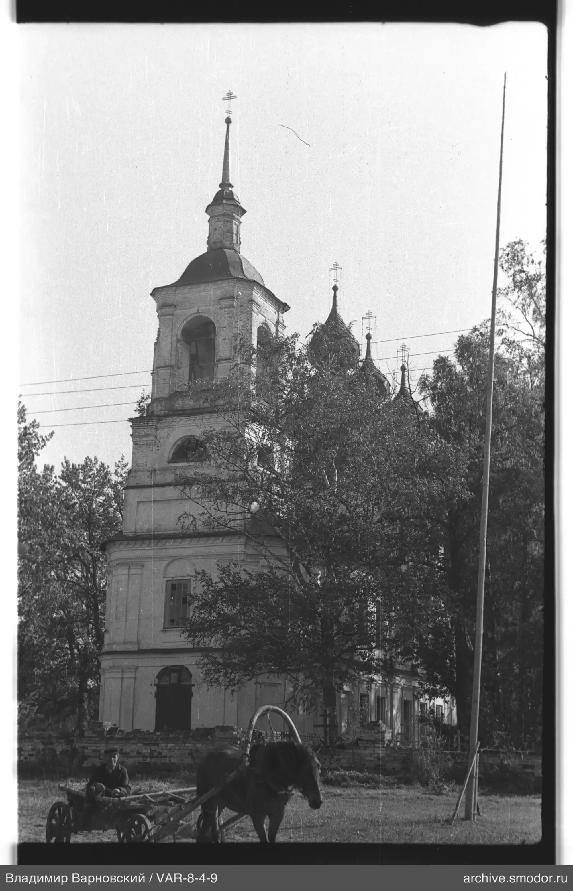 Mann im Wagen bei der Kirche