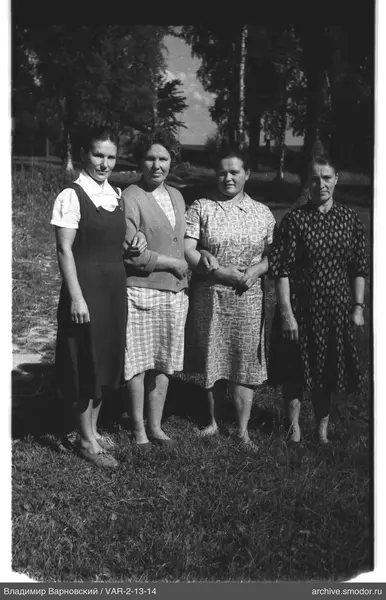 Gruppenporträt von Frauen auf Gras