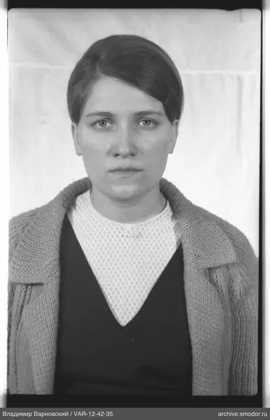 Porträt einer Frau in hellem Pullover