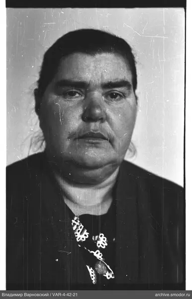 Porträt einer Frau in dunkler Jacke