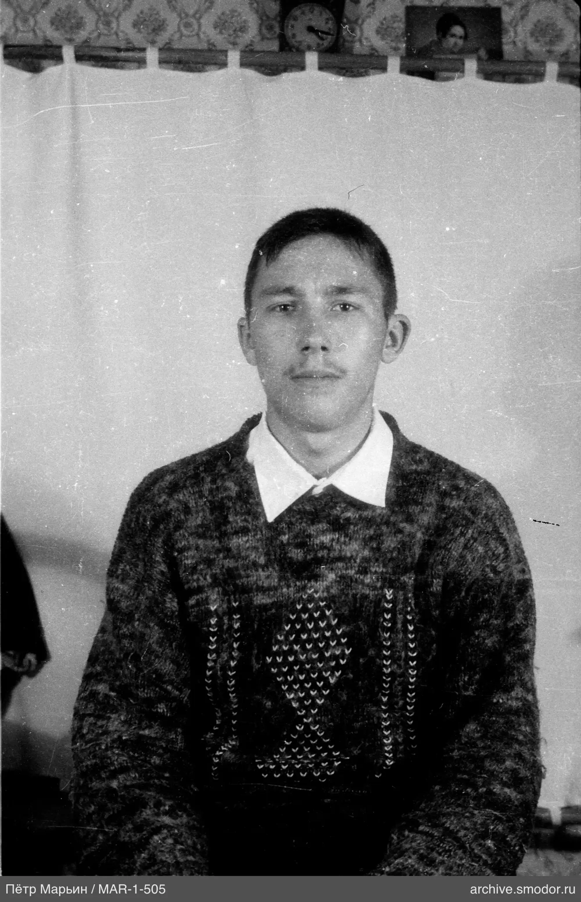 Porträt eines Mannes in Pullover und Hemd