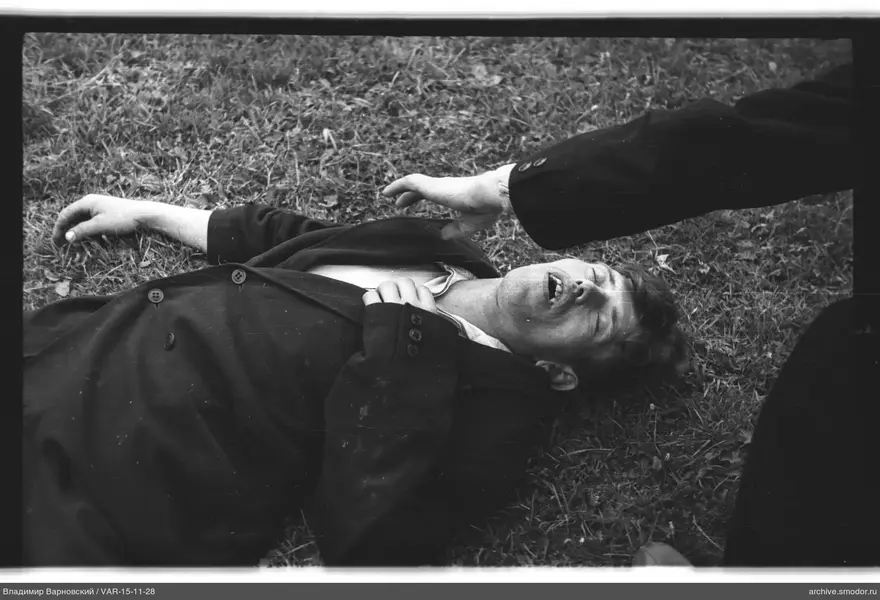 Mann auf Gras mit Hand in der Nähe