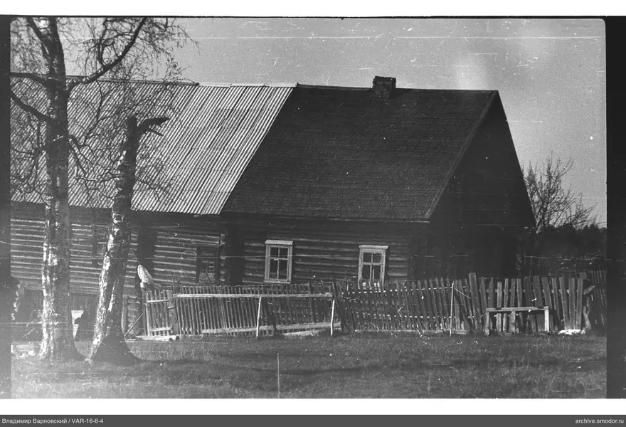 Holzhaus mit gemischtem Dach und Zaun