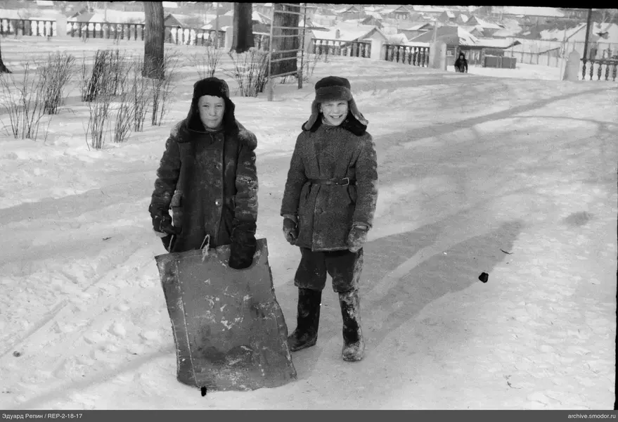 Zwei Jungen auf einer verschneiten Straße