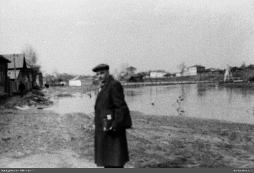 Мужчина с книгой у водоёма