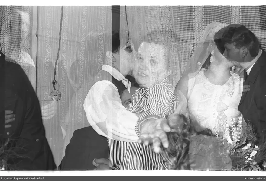 Doppelbelichtung mit Frau und Hochzeitspaar