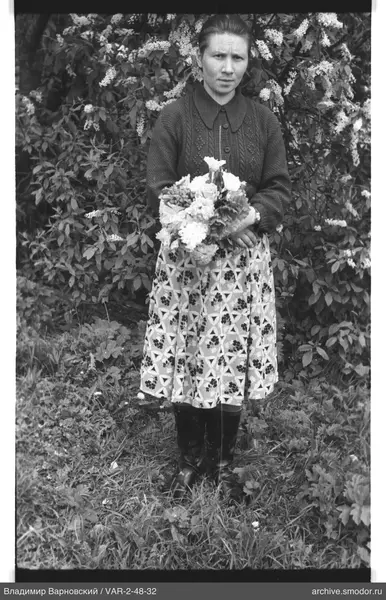 Ganzkörperporträt einer Frau mit Blumenstrauß