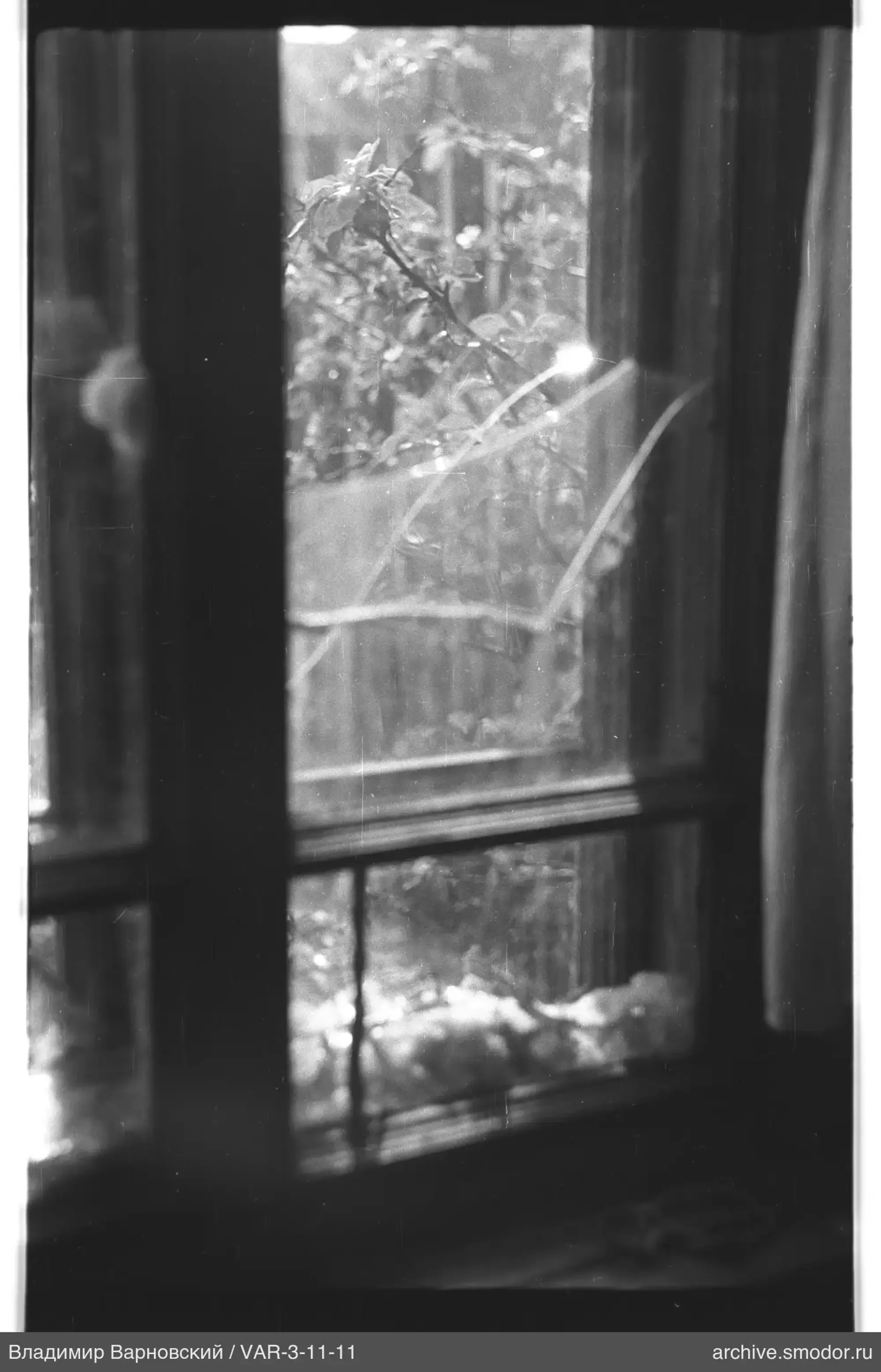 Fenster mit Rissen und Vorhängen