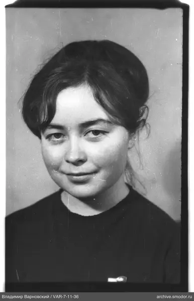 Porträt einer Frau mit dunklen Haaren