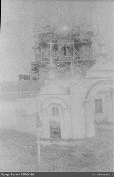 Steingebäude mit Bogenfenstern und Kuppel