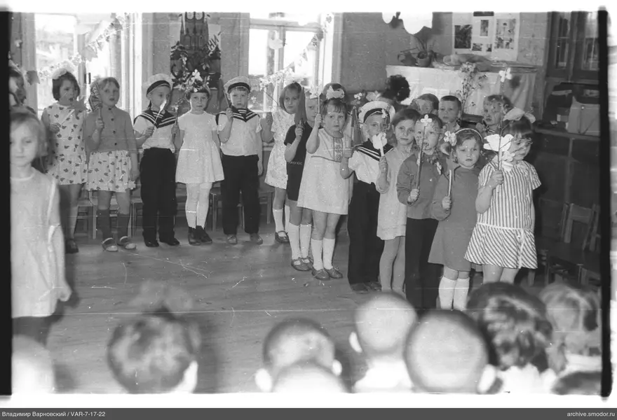 Gruppenfoto von Kindern mit Papierfiguren