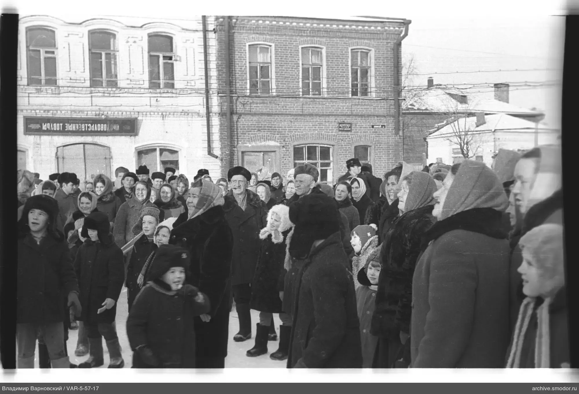 Группа людей на улице в зимней одежде